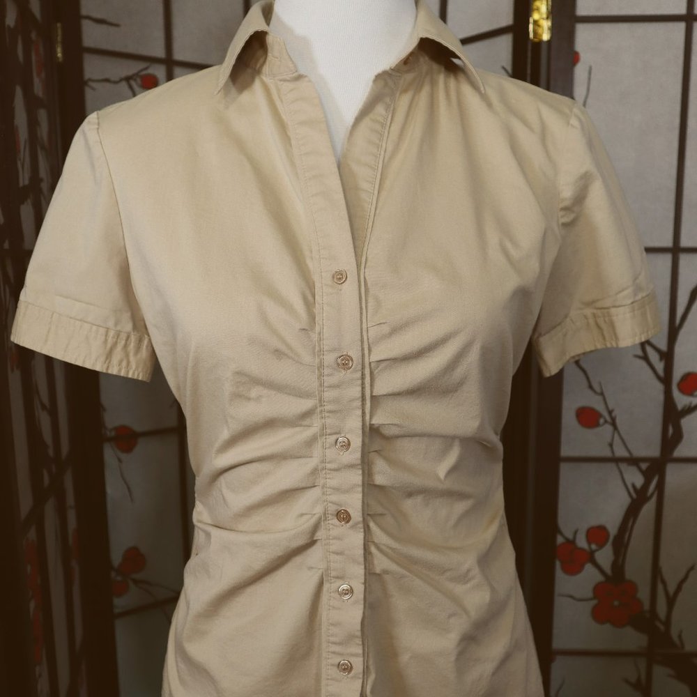 New York & Company Tan Short Sleeve Ruched Stretch Shirt, Size Small